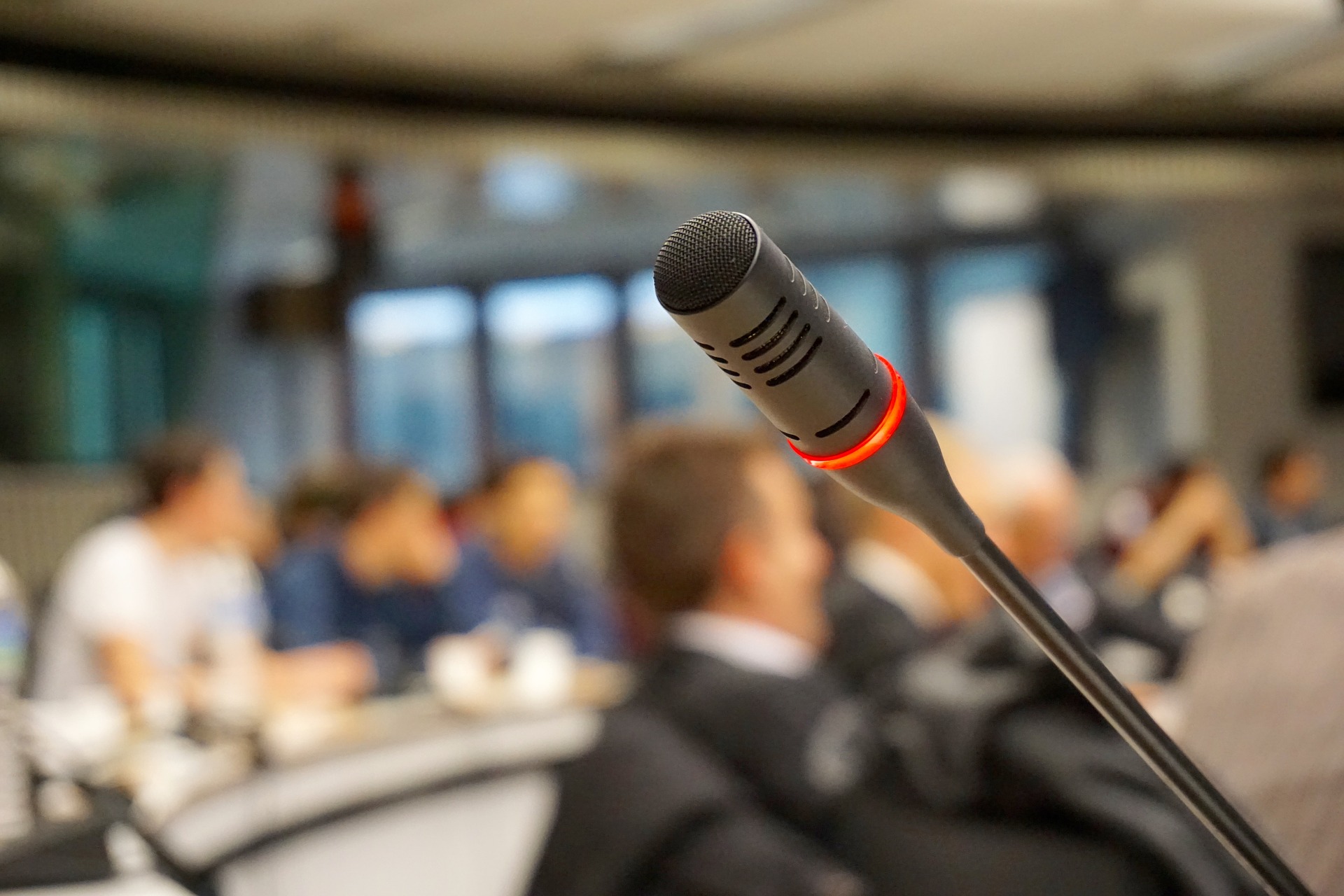 mikrofon na konferencji